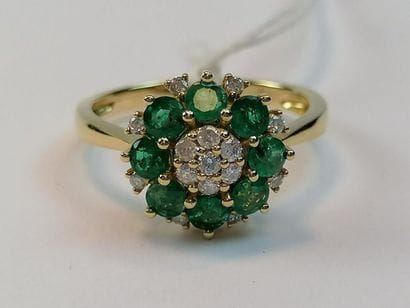 Yellow gold daisy ring set with 8 round emeralds...