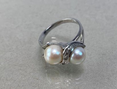 White gold ring decorated with 2 cultured...