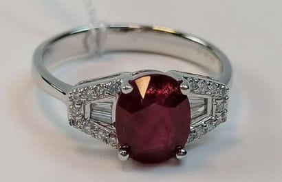 White gold ring decorated with a 2.05 ct...