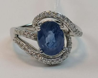 Openwork design ring in white gold with a...