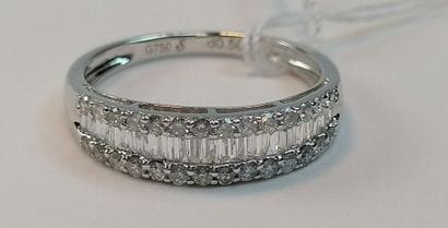 Half-alliance in 750/1000th white gold set...