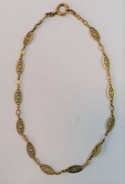 Yellow gold necklace with openwork mesh decoration....