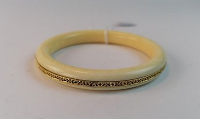 Bracelet in ivory and decoration of a stylized...