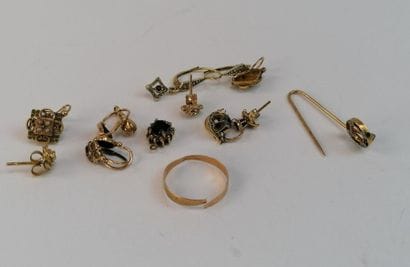 Lot of small yellow gold jewels including...