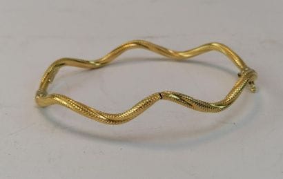 Twisted yellow gold bracelet. 3.9 grs.