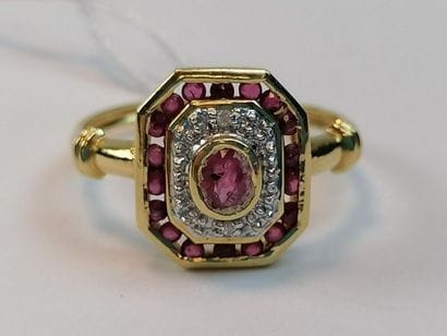 Ring with cut sides in yellow gold 750/1000è...