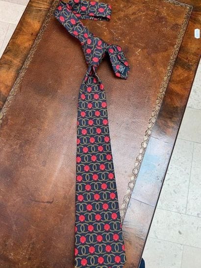 FOLLE ENCHERES CHANEL silk tie with red shells...