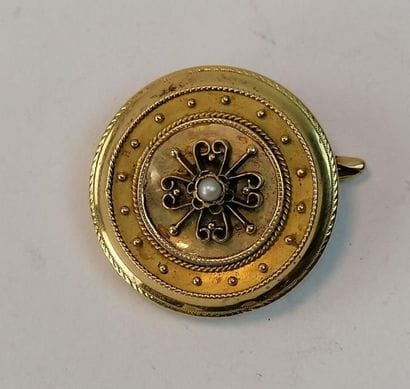 Brooch in yellow gold decorated with a small...