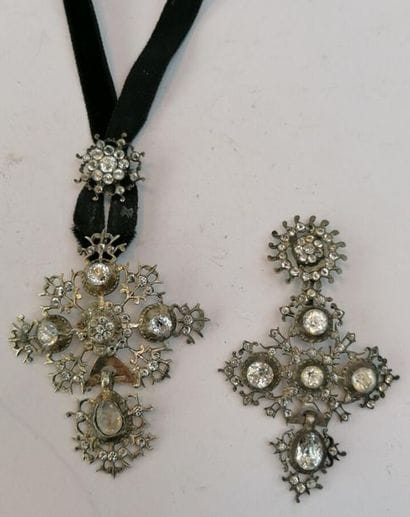 Set including 2 silver Norman crosses decorated...