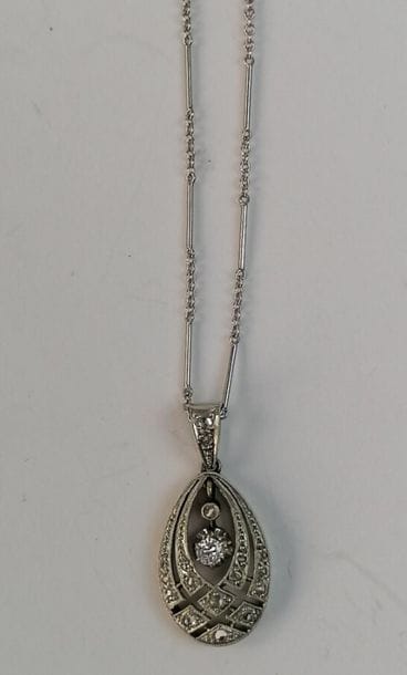 Chain in white gold and its pendant with...