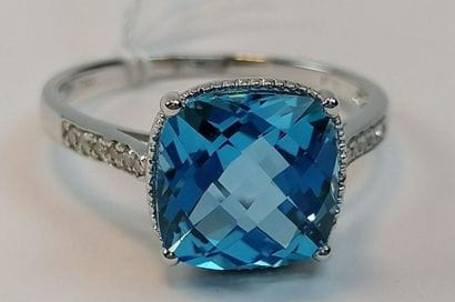 Ring in 750/1000è white gold decorated with...