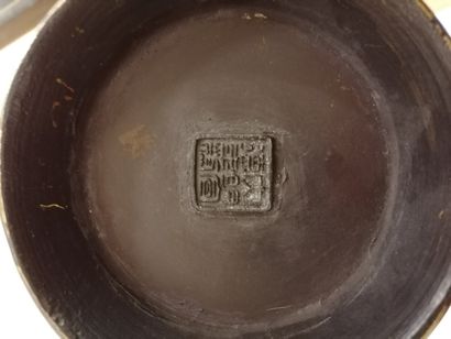 Vase amphore en régule et émail cloisonné...