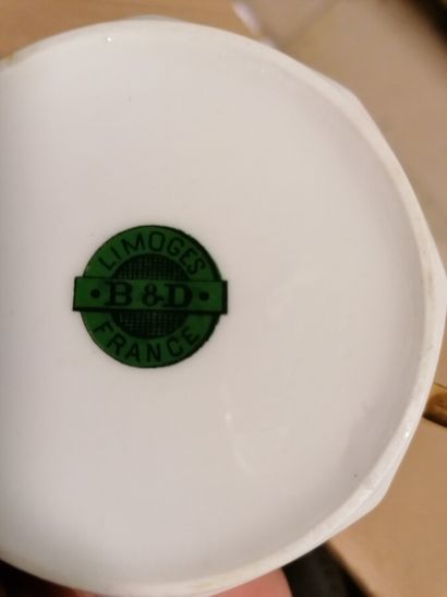 Partie de service de table en porcelaine...
