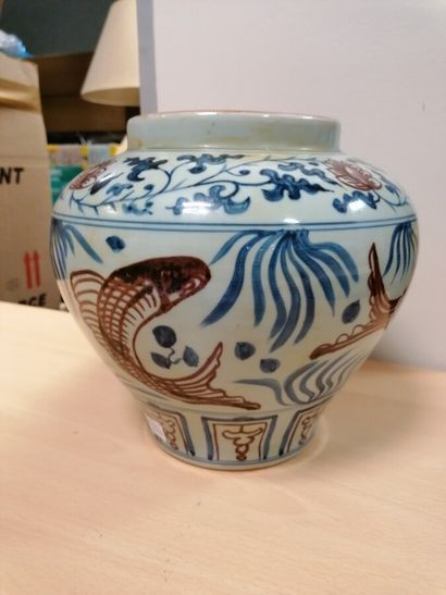 Pot à gingembre en porcelaine décor de poissons....
