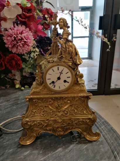 Pendule en régule figurant une jeune fem...
