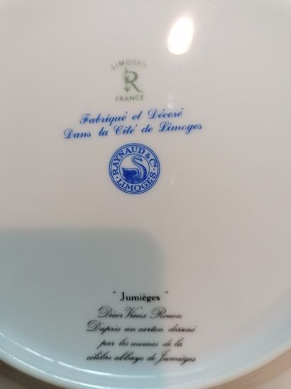 Service en porcelaine de Limoges décor bleu...