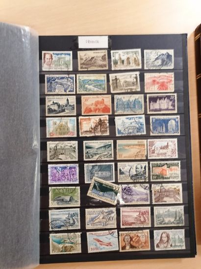 3 albums de timbres sur les pays et divers,...