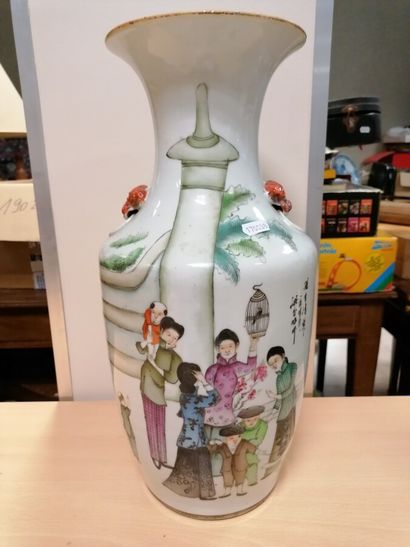 Vase en porcelaine de Chine à décor d'une...