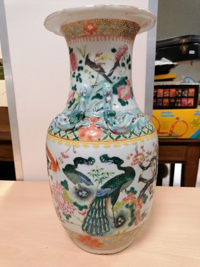Vase en porcelaine de Chine décor d'oiseaux,...