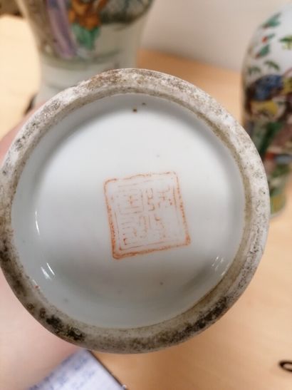 Lot de 3 vases en porcelaine de Chine à décor...
