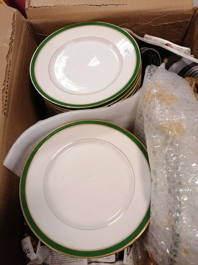 Service en porcelaine blanche et verte cpt...