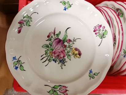 Service de vaisselle en faïence de Lunéville...