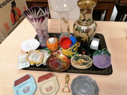 Cardboard box cpt 3 glass or metal vases,...