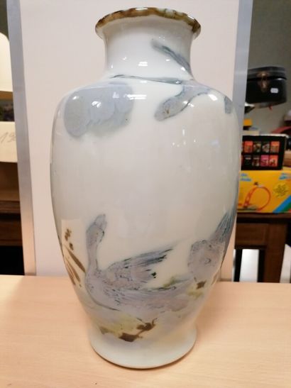 Vase en porcelaine à décor d'oiseaux dans...