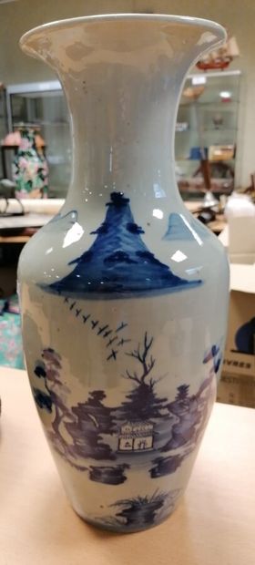 CHINE, vase en porcelaine celadon à decor...