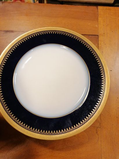 3 compotiers en porcelaine de Limoges, l'un...