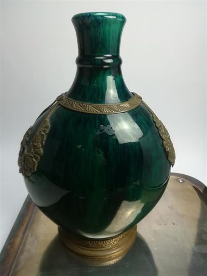 Paul Miliet à SEVRES - Vase en forme de gourde...
