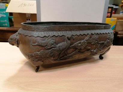 Jardinière en bronze à décor d'oiseaux et...