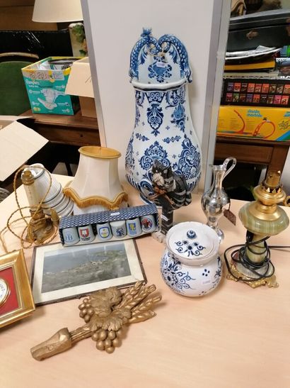 Carton cpt blue white earthenware fountain...