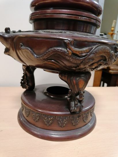 Brûle parfum en bronze à décor de dragons....
