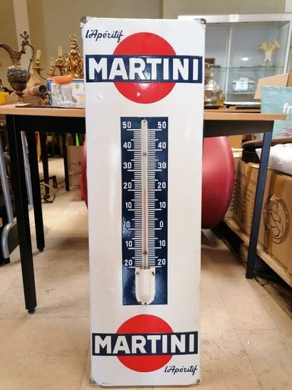 Advertising metal plate forming a 