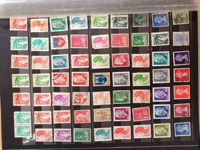 3 albums de timbres sur les pays et divers,...