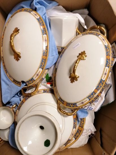 Partie de service de table en porcelaine...