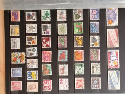 3 albums de timbres sur les pays et divers,...