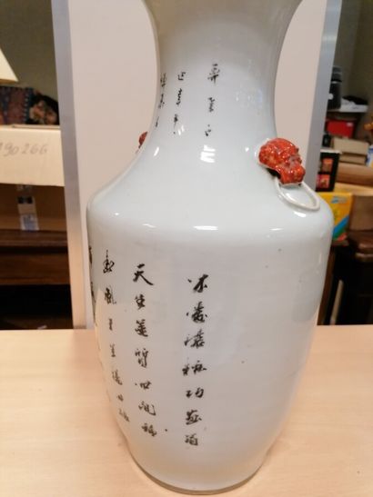 Vase en porcelaine de Chine à décor d'une...