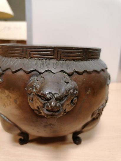 Jardinière en bronze à décor d'oiseaux et...