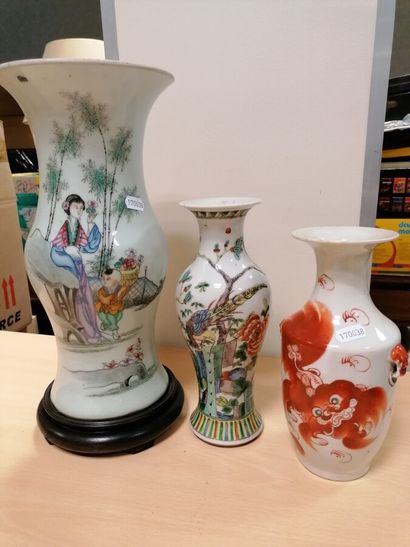 Lot de 3 vases en porcelaine de Chine à décor...
