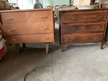 Set cpt a veneer chest of drawers opening...