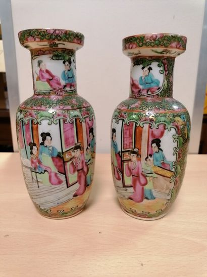 Paire de petits vases en porcelaine Canton...