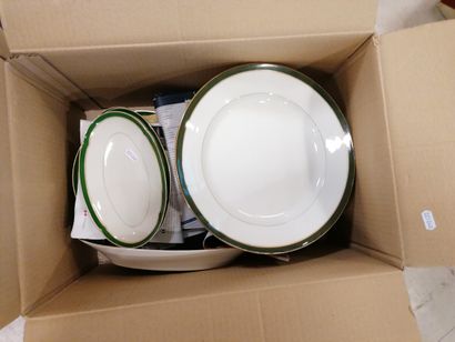 Service en porcelaine blanche et verte cpt...