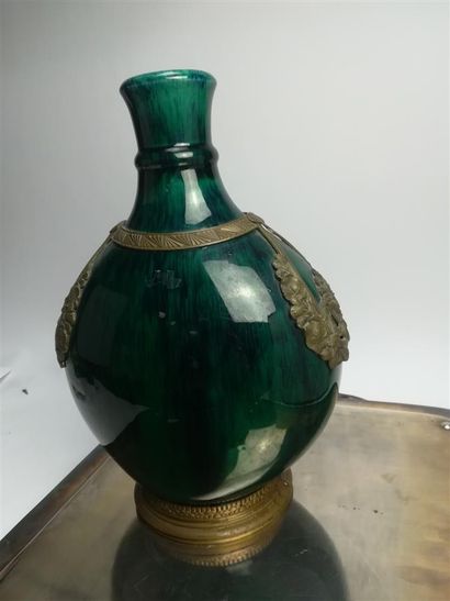 Paul Miliet à SEVRES - Vase en forme de gourde...