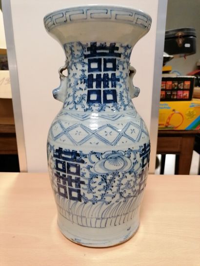 Vase en porcelaine de Chine à décor blanc...