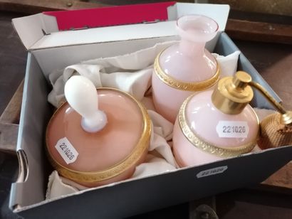 nécessaire de toilette en verre opaliné ...