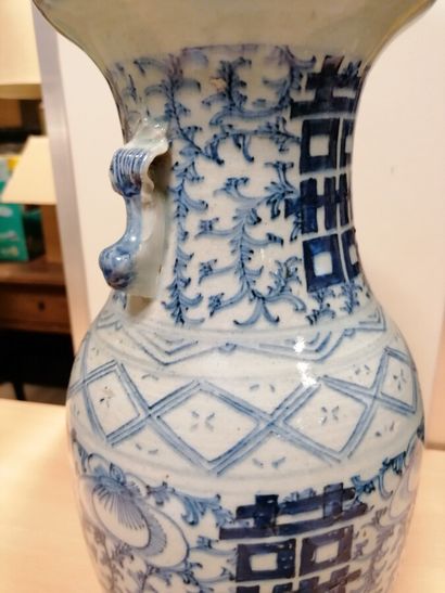 Vase en porcelaine de Chine à décor blanc...