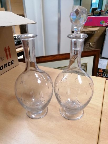 2 carafes en cristal décor fleuri (l'une...