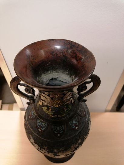 Vase amphore en régule et émail cloisonné...